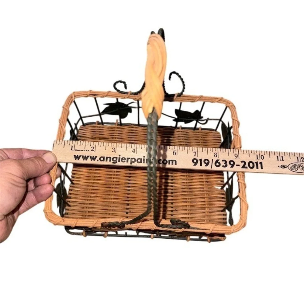 Rustic Hanging Basket‎ Wall Organizer Beige Leaf Accents Handle 10x10 rattan